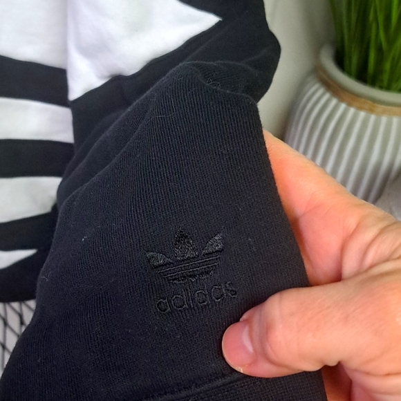 Adidas Size Large Crop Pullover Large Logo - Picture 2 of 9